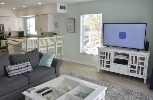 Independence Square Condo | ON THE BEACH COZY CONDO, OCEAN VIEWS, STEPS FROM THE WATER, AT THE HEART OF IRB