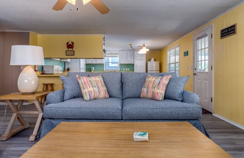Royal Lagoons House | On the canal, great for kayakers, fishermen. Close to beach! - Casa Azul