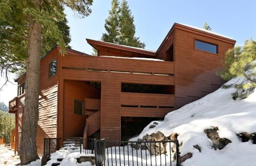 Alpine Meadows House | On the Edge at Alpine Meadows - Fireplace- Mountain Views- Great Location! Shuttle Service!