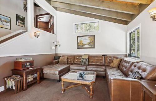 Alpine Meadows House | On the Edge at Alpine Meadows - Fireplace- Mountain Views- Great Location! Shuttle Service!