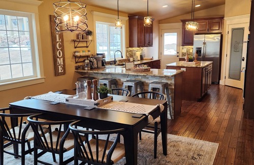Palmer Lake House | ON THE LAKE Family Retreat ~ Kayaks ~ Bikes ~ Hot Tub ~ Game Room ~ Pets Allowed