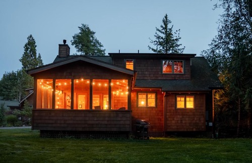 McKenzie Bridge House | On the River Wooded Bliss Cabin near Loloma
