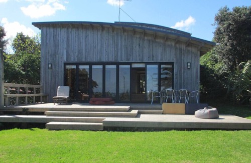 Raglan House | ON THE ROCKS, Whale Bay