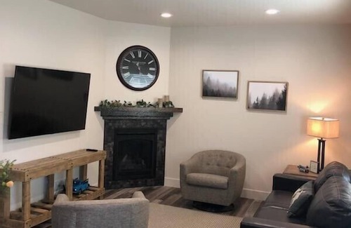 Salmon House | On the Salmon River-Cabin 3 - 2 bed, 2 Bath, Sleeps 6