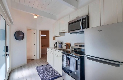 Central Mission Beach Apartment | On the Sand * Exclusive Water View Deck * Top Level * A/C