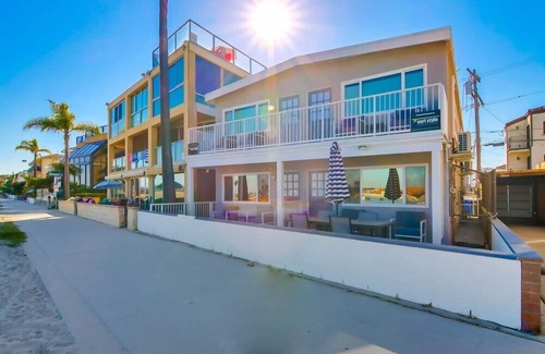 Central Mission Beach Apartment | On the Sand * Exclusive Water View Deck * Top Level * A/C