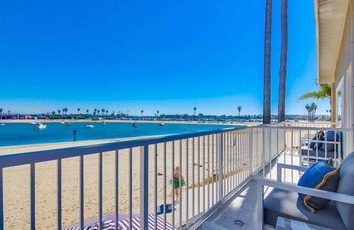 Central Mission Beach Apartment | On the Sand * Exclusive Water View Deck * Top Level * A/C