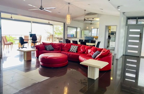 Mooroobool House | On the very top of Cairns - Luxurious Entertainer