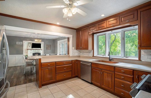 Niles House | On the Water, private Pool, large Hot tub, Kayaks, sleeps 16, escape to Michigan