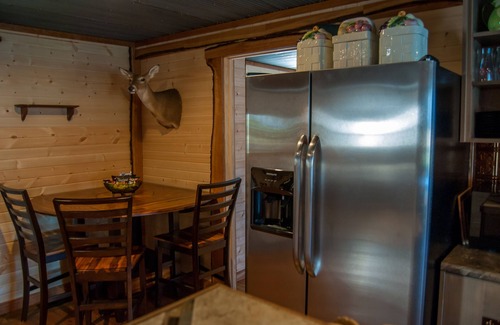 Makanda House | On the Wine Trail - Shawnee & Giant City Minutes Away- Jetted Tubs
