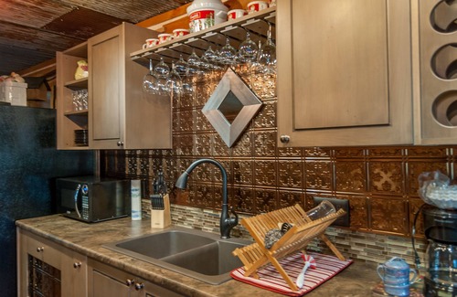 Makanda House | On the Wine Trail - Shawnee & Giant City Minutes Away- Jetted Tubs
