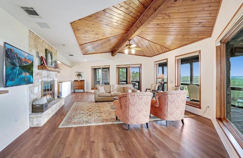 New Braunfels House | On Top of the World