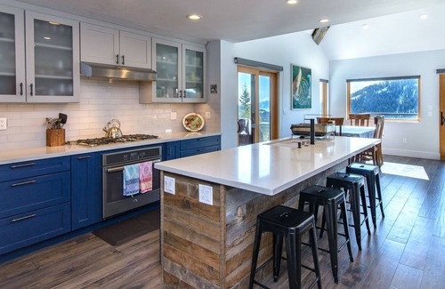Twin Peaks House | On Top of The World: Modern West Shore Ward Canyon Home with Hottub (Summer only)