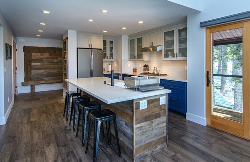 Twin Peaks House | On Top of The World: Modern West Shore Ward Canyon Home with Hottub (Summer only)