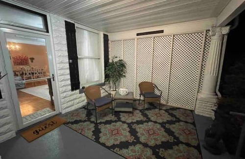 Paducah Cottage | Once Upon a Time Cottage, home away from home. Dog friendly, close to downtown