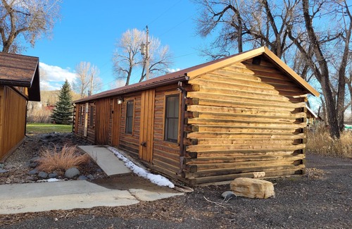 Meeteetse Cabin | One bed one bath Bunkhouse