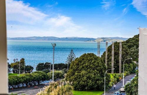 Parnell Apartment | One Bedroom Apartment - Pool, Gym & Tennis Courts!