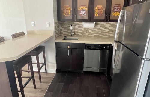 Barker Apartment | One-Bedroom Apartment with Pool View in Houston Texas