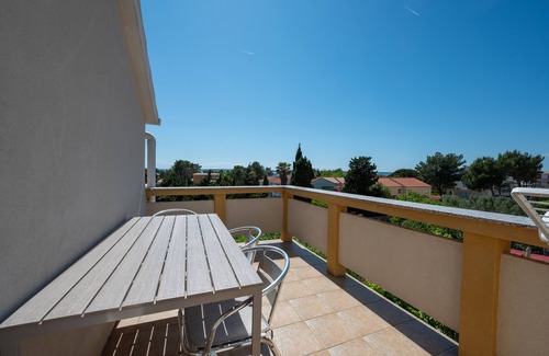 Vrsi Apartment | One bedroom apartment with terrace and sea view Vrsi - Mulo, Zadar (A-3276-b)