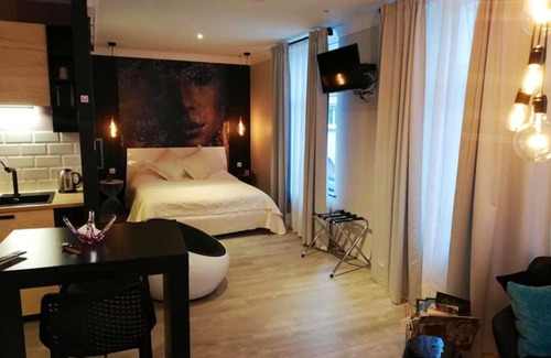 Huy Apartment | One bedroom appartement with city view balcony and wifi at Hoei