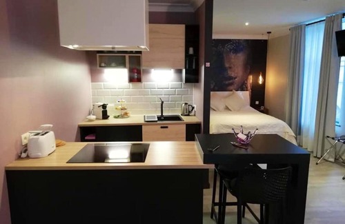 Huy Apartment | One bedroom appartement with city view balcony and wifi at Hoei