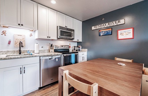 Sunday River Area Condo | One bedroom Cascades A-20, beautifully updated sleeps 8