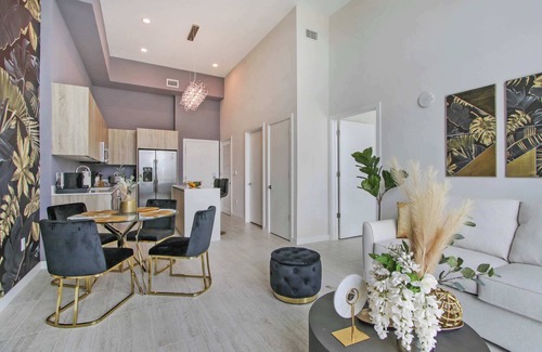 Northeast Miami Condo | One Bedroom Condo King Bed With City Views