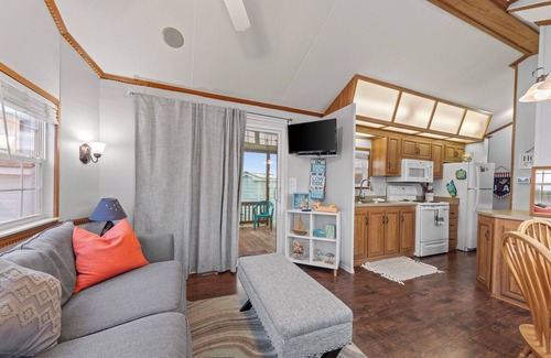 Port Isabel Cottage | One bedroom cottage-Steps from Space X Launch Views