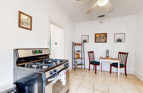 Tobin Hill House | One bedroom cozy retreat by the Pearl and the vibrant St. Mary's