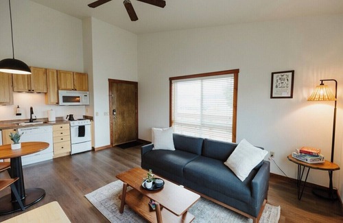 Kalispell Apartment | One-Bedroom King Deluxe Suite with Full Kitchen and Washer/Dryer in the Heart of Kalispell, MT