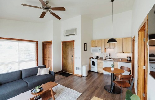 Kalispell Apartment | One-Bedroom King Deluxe Suite with Full Kitchen and Washer/Dryer in the Heart of Kalispell, MT