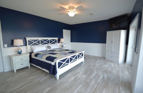 Geneva Bed & Breakfast | One Bedroom Lakefront Suite at our Lakefront Paradise. Pool, Hot Tub, Kayaks and more. Sleeps 2 Adults