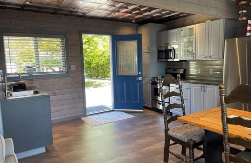 Sooke Cottage | One Bedroom Waterfront Cottage with Beach Access - Sleeps 4