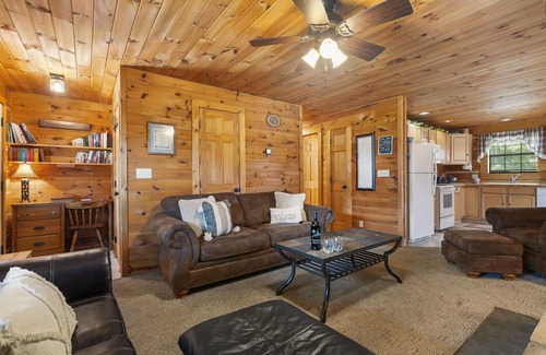Big Cedars Cabin | One Level Log Cabin, Free Tickets, Minutes from Big Cedar, Wood Burning Fireplace, Dog Friendly