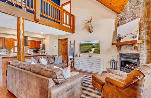 Indian Point Cabin | ONE Minute from Silver Dollar City! INDOOR Pool!
