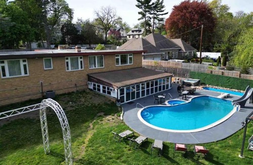 Paterson Apartment | One of a kind 5-Bedroom villa with heated pool