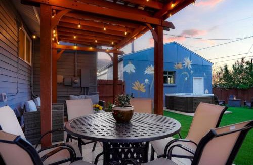 Berkley House | One of a Kind Home with HOT TUB Pool Table and Fire Pit 4 Miles to DT
