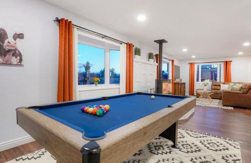 Berkley House | One of a Kind Home with HOT TUB Pool Table and Fire Pit 4 Miles to DT
