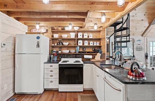 Elkton House | One-of-a-kind mountain cabin w hot-tub, near the Shenandoah NP