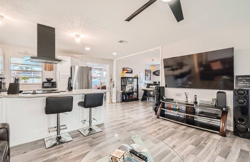 Seminole House | One Palm Pool House- Close to the Beach!