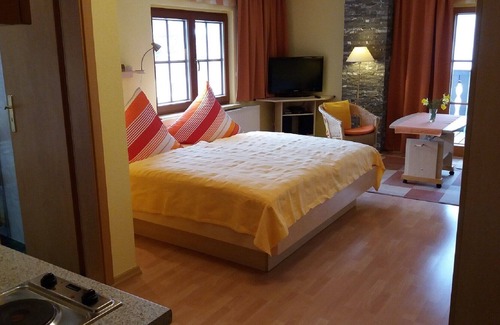 Marienberg Apartment | One-room Appartm./ Balcony im Marienberg town center - breakfast. optonal