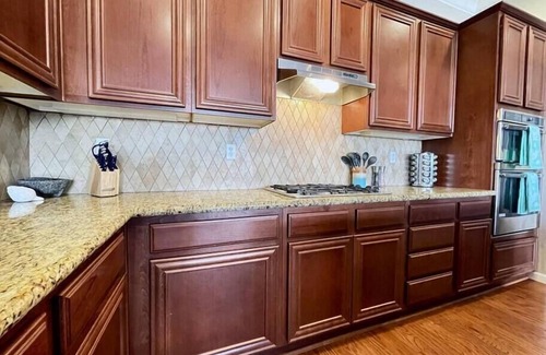 West Sacramento House | One Story, Pet & Family Friendly, Fireplace