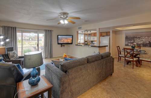 East Mesa House | One Story "Rat Pack" Patio Home, Near GOLF & Trails, Heated Comm POOL/SPA, Walk to Dine & Shop