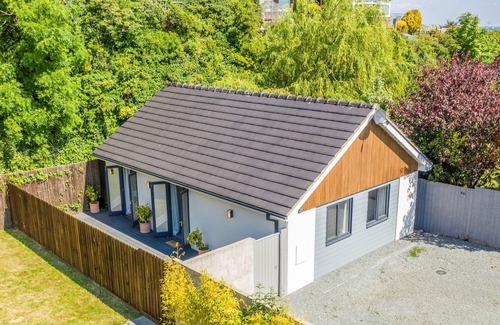 Newport Cottage | One Tennyson Bungalow - a bungalow that sleeps 4 guests in 2 bedrooms