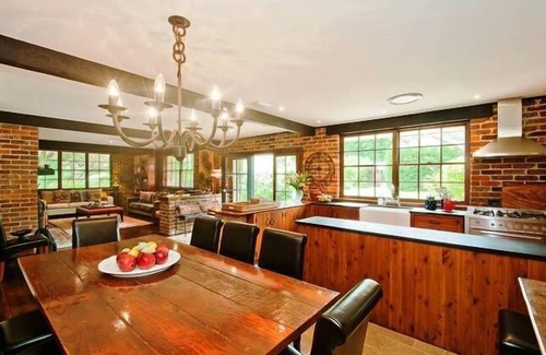 Burradoo House | One The Avenue - a quaint country lane 5 minutes to Bowral