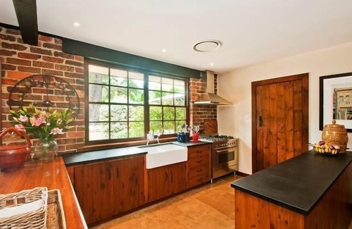 Burradoo House | One The Avenue - a quaint country lane 5 minutes to Bowral