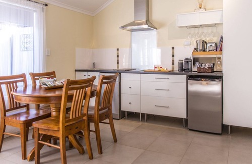 Upper Wakefield Apartment | One Tree Accommodation: The Suite
