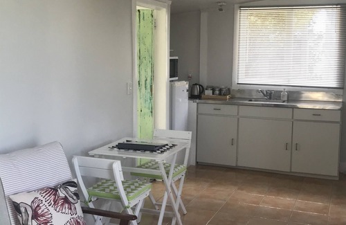 Oneroa Apartment | Oneroa Beach Village Cottage - Sunny Studio