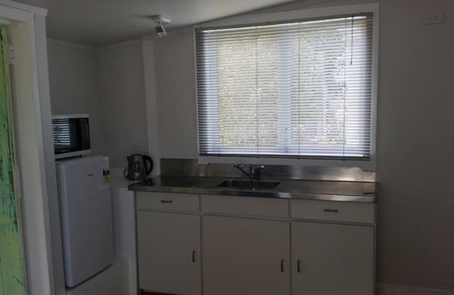 Oneroa Apartment | Oneroa Beach Village Cottage - Sunny Studio