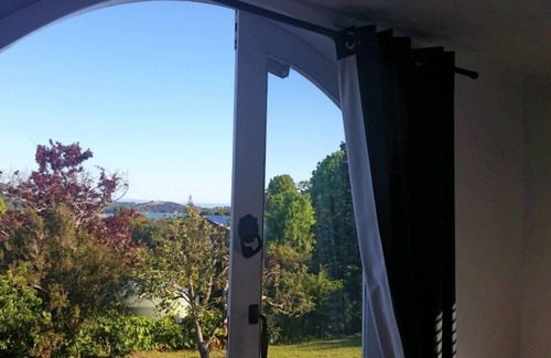 Oneroa Apartment | Oneroa Beach Village Cottage - Sunny Studio